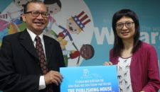 Tặng sách cho học sinh gốc Việt ở Đài Loan